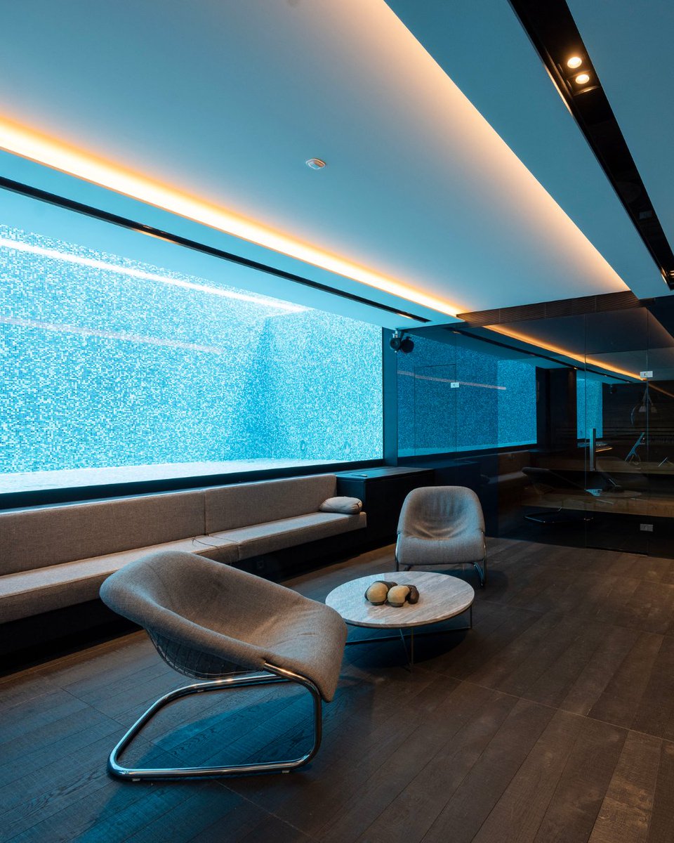 Discover a hillside villa in Budapest with stunning views! 🌅 4 Beds, 4 Baths, and a serene terrace. 🔗 ev-link.de/V3Mk50WmOPR