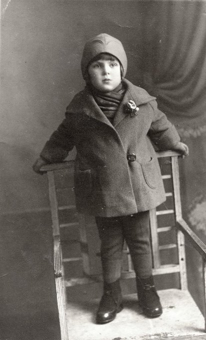 La obra de Enrique Krauze (@enriquekrauzehe) on Twitter photo #UnDíaComoHoy nació la periodista Helen Krauze.
De "Retrato de mi madre", de <a href="/EnriqueKrauze/">Enrique Krauze</a>:
"Llegó a México desde su natal Polonia en los años treinta. Por muchos años arrastró la gutural ‘ere’ que denotaba su extranjería. Vivió primero en la calle de 5 de Mayo en Puebla... #UnDíaComoHoy nació la periodista Helen Krauze.
De "Retrato de mi madre", de <a href="/EnriqueKrauze/">Enrique Krauze</a>:
"Llegó a México desde su natal Polonia en los años treinta. Por muchos años arrastró la gutural ‘ere’ que denotaba su extranjería. Vivió primero en la calle de 5 de Mayo en Puebla...
