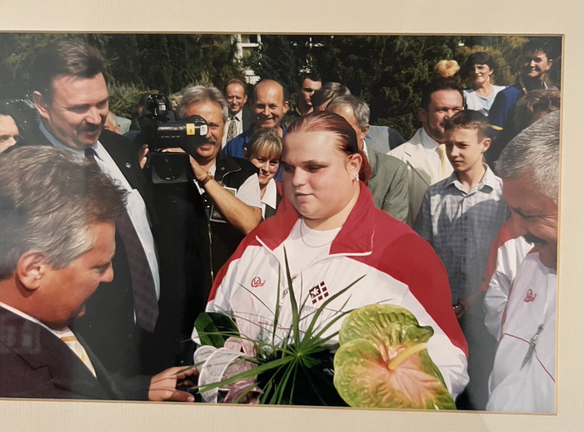 - Nigdy nie zastanawiałam się, kim zostanę w przyszłości. Od dziecka miałam wpajane, że jestem "mniej niż zero". Takie komunikaty płynęły ze szkoły, z domu też. Utwierdziłam się w przekonaniu, że moim przeznaczeniem jest zostanie nikim.

Agata Wróbel: 

sportowefakty.wp.pl/podnoszenie-ci…