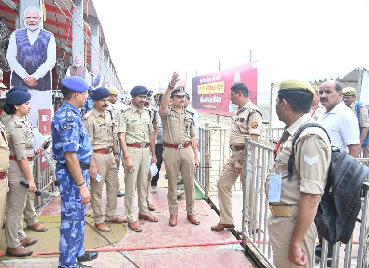 livevns's tweet photo. प्रधानमंत्री के दौरे से पहले पुलिस कमिश्नर और डीएम ने परखी सुरक्षा व्यवस्था, चप्पे-चप्पे पर मुस्तैद रहेगी खाकी
#ModiInVaranasi @CVaranas @Varanasi_DM
#KashiWithModi
#VaranasiDevelopment
#PMInKashi
#TransformingKashi
https://t.co/Mw5PHhMoqf https://t.co/gOfiEbUdLp