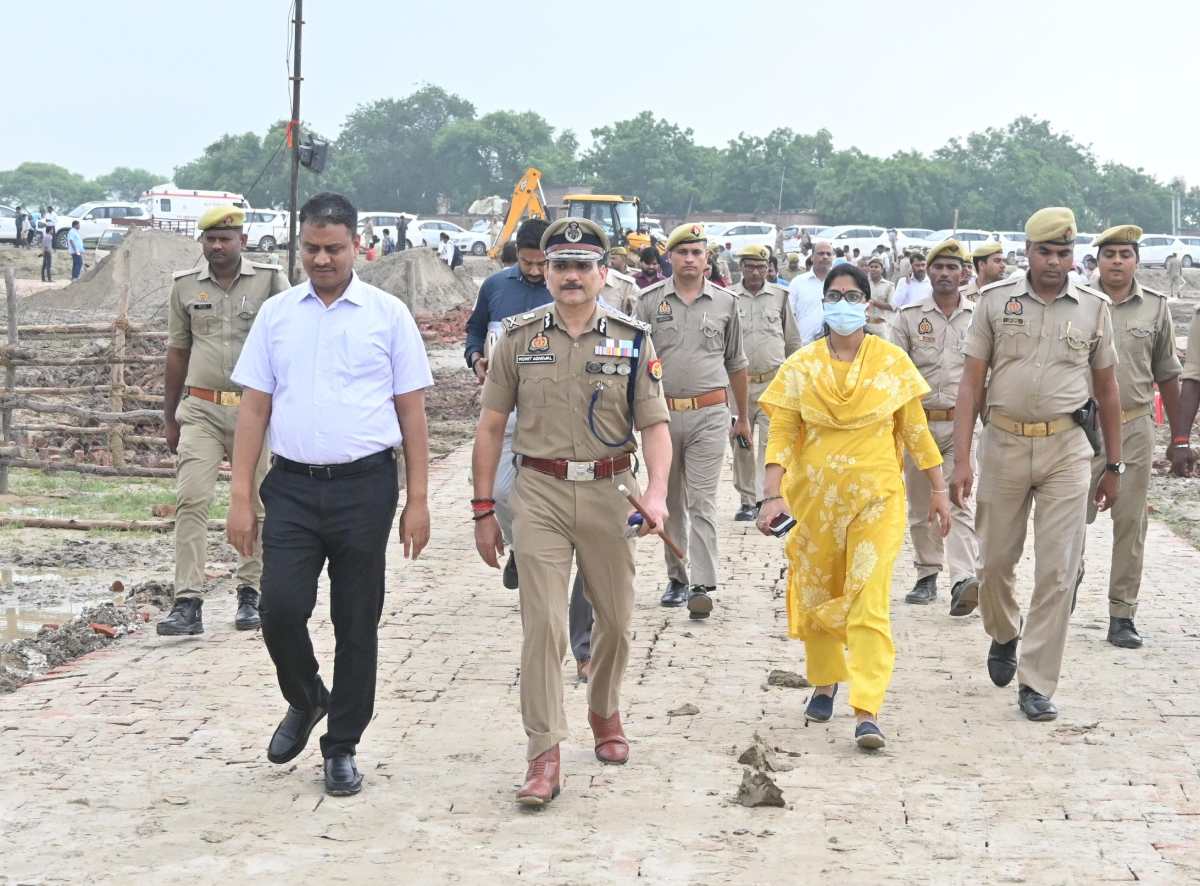 livevns's tweet photo. प्रधानमंत्री के दौरे से पहले पुलिस कमिश्नर और डीएम ने परखी सुरक्षा व्यवस्था, चप्पे-चप्पे पर मुस्तैद रहेगी खाकी
#ModiInVaranasi @CVaranas @Varanasi_DM
#KashiWithModi
#VaranasiDevelopment
#PMInKashi
#TransformingKashi
https://t.co/Mw5PHhMoqf https://t.co/gOfiEbUdLp