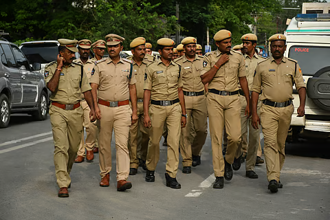 patriotatwork99's tweet photo. 🚨 AP Police Constable Results Out!

Home Minister Anita released the final list for 6,100 constable posts at the DGP office in Mangalagiri

🏅 Top scorers:
1️⃣Gandi Nanaji 
2️⃣G. Ramya Madhuri
3️⃣Mukund Achyuta Rao

Congrats to all selected! 👮‍♂️👮‍♀️

#TDP 
#APPolice 
#ConstableResult https://t.co/DLcf6dJXH3