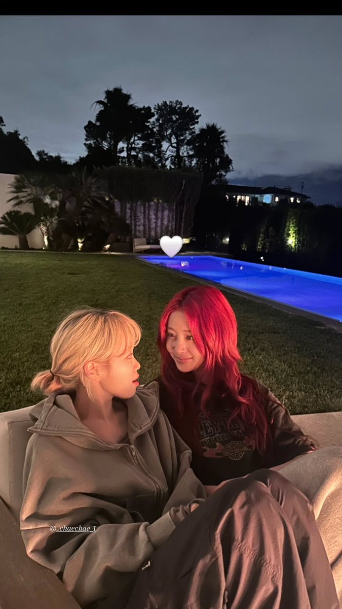 zqfim's tweet photo. yunjin felicitó a chaewon en weverse, en twitter, en instagram y presumió que fue la primera en felicitarla, la ama tanto 😭 https://t.co/F7IAUBpkH4