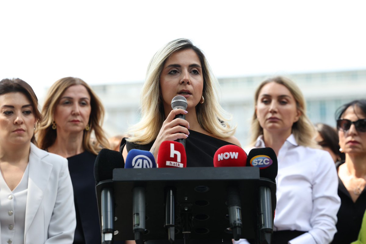 ADA; hakkın, hukukun ve adaletin yanında duranlar asla yalnız değildir.

Sevdiklerinden koparılan başkanlarımızın ve yol arkadaşlarımızın aileleriyle kurduğumuz Aile Dayanışma Ağı’nın ilk buluşmasını Saraçhane Parkı’nda gerçekleştirdik.

O parkta eşler vardı, kardeşler vardı,