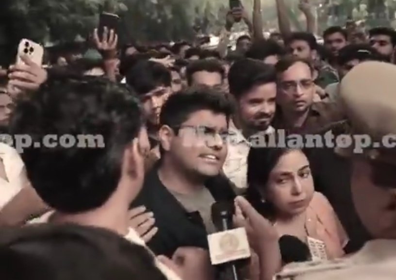 सोशल मीडिया पर कुछ लोग अभिनय सर को विपक्ष की बात कहने को लेकर ट्रॉल कर रहे हैं,

अभिनय सर वो टीचर हैं जो हमेशा से खुलकर छात्रों के हक़ में आए हैं, जहाँ हर कोई ED और CBI से डरता है, वहीं

अभिनय सर सरकार की आँखों में आँखें डालकर सवाल पूछते आए हैं, और यही नहीं

इस प्रोटेस्ट को भी