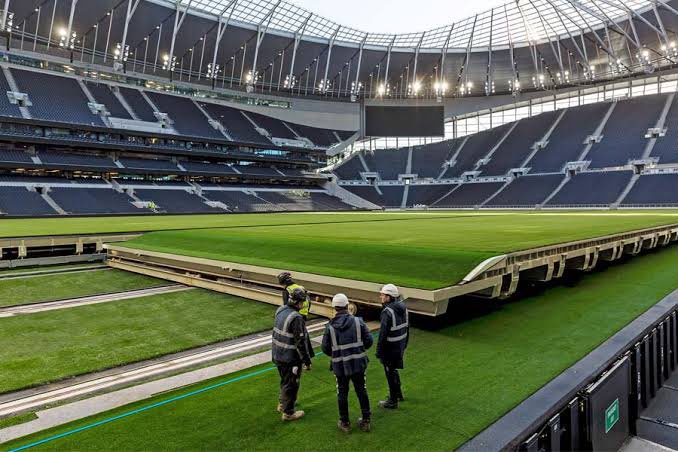 Tottenham, dünyanın ilk gerçek “çok amaçlı” stadı için 1 milyar sterlin harcadı. Futbolun yanı sıra, NFL ve rugby maçları oynanıyor. Yılda 30 konser düzenleniyor. Çünkü stadın zemini tamamen mobil. Taşınıyor, değiştiriliyor… Öyle bir stadın yoksa etkinlik işi her türlü yanlış.