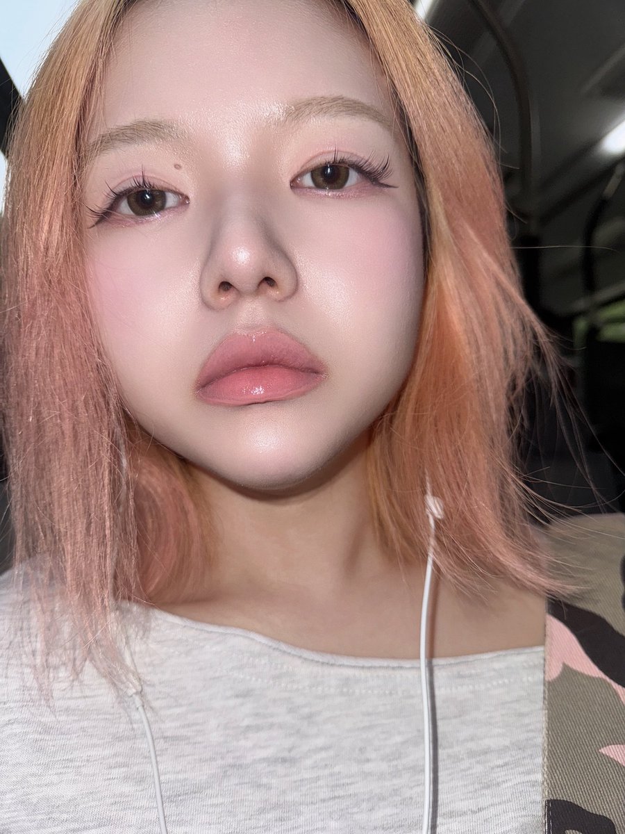 이거..버스에서 폰 만지작대다가 실수로 찍힌건데 뜻밖에 메이크업 색감이 잘담겨서 
motd제출✨
흰끼돌고 누디멀멀한 느낌이 넘 잘나옴🤍
립-에뛰드 너뮤설레핑크+세포라 핑크파우트
블러셔-릴리바이레드 순수빔
하이라이터-오프라 필로우토크
렌즈-하파크리스틴 욜로크리스틴
속눈썹-키보 내추럴