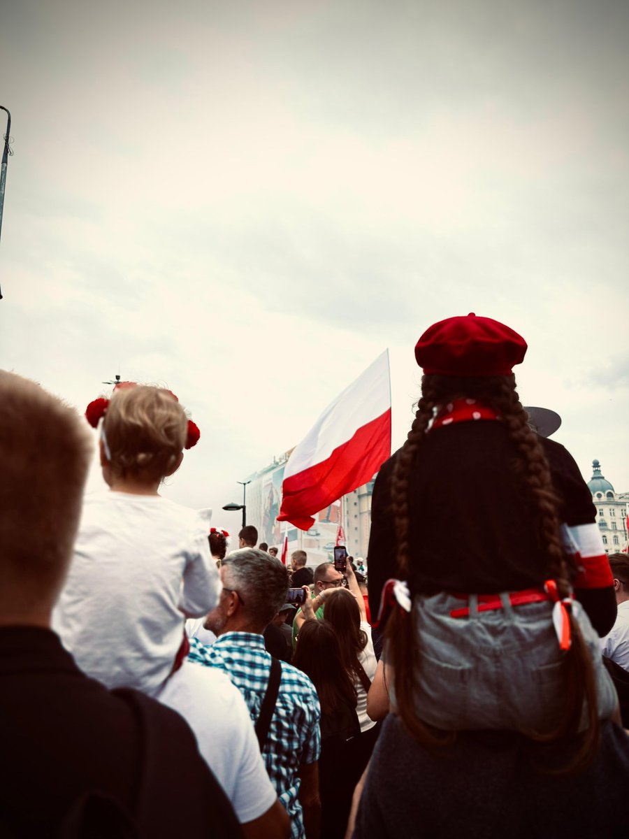 Jak co roku, zatrzymaliśmy się w zadumie w czasie Godziny „W” 🕔

8️⃣1️⃣ lat temu Warszawa chwyciła za broń w imię wolności, godności i miłości do ojczyzny 🇵🇱. Wszyscy byli solidarni i zdeterminowani w walce z niemieckim okupantem. Walcząc o Stolicę, walczyli w imieniu każdego
