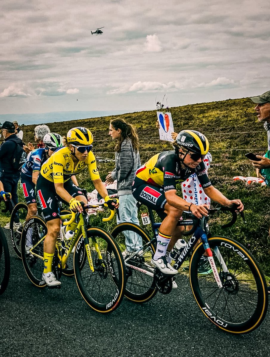 QUELLE IMAGE FANTASTIQUE !! 🪄💎

Le plus beau maillot du peloton avec le maillot jaune 😍💛

#TDFF2025