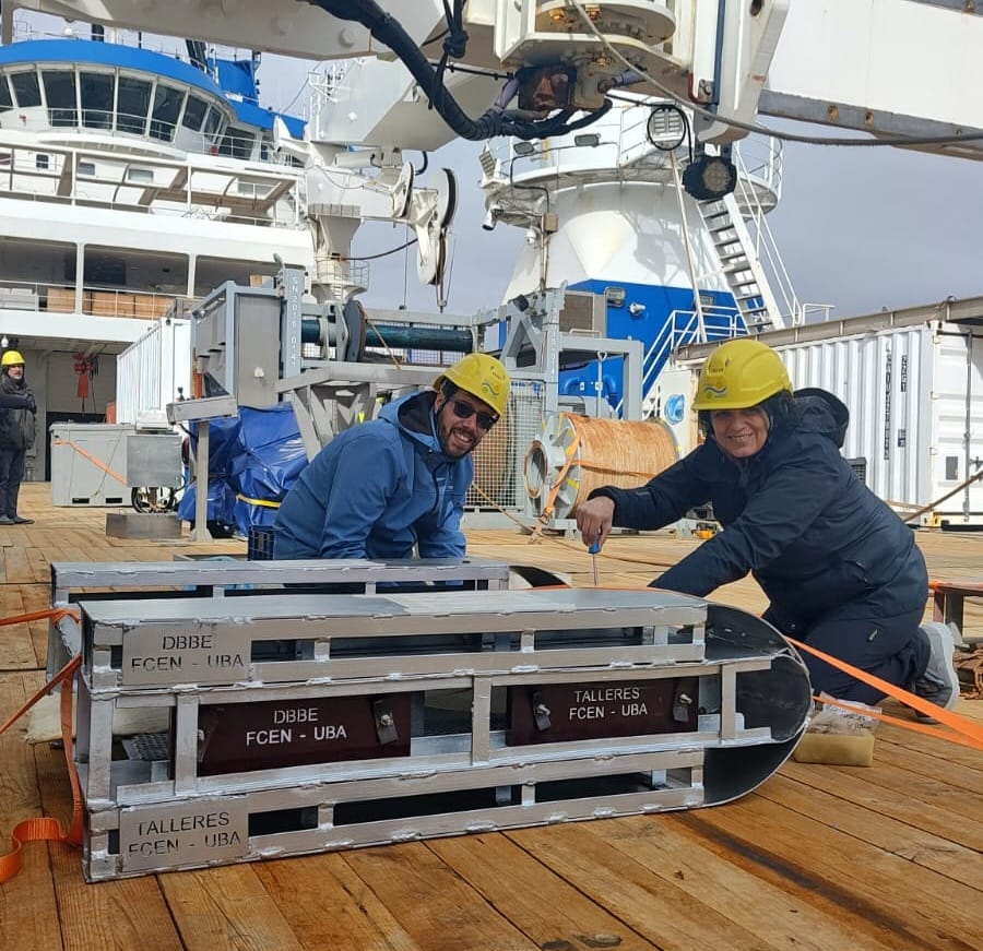 Exactas UBA (@exactas_uba) on Twitter photo 🛳️¡Exactas a bordo del buque de investigación Falkor (too) del <a href="/SchmidtOcean/">Schmidt Ocean</a> Institute!
Brenda Doti y Emanuel Pereira, investigadores del <a href="/CONICETDialoga/">CONICET Dialoga</a> en el Instituto de Biodiversidad y Biología Experimental Aplicada (IBBEA) y docentes de Exactas en el Departamento de 🛳️¡Exactas a bordo del buque de investigación Falkor (too) del <a href="/SchmidtOcean/">Schmidt Ocean</a> Institute!
Brenda Doti y Emanuel Pereira, investigadores del <a href="/CONICETDialoga/">CONICET Dialoga</a> en el Instituto de Biodiversidad y Biología Experimental Aplicada (IBBEA) y docentes de Exactas en el Departamento de