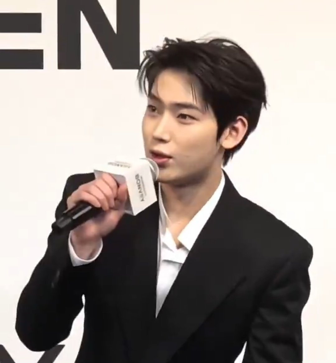 คนหล่อตอนแต่งตัวหล่อๆนี่มันยิ่งหล่อคูณล้าน หล่อหมดเปลือก หล่อแบบไม่มีอะไรมาล้มล้าง