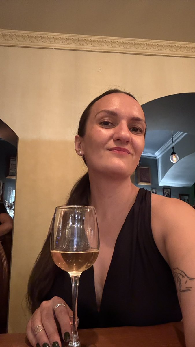 Я заебалась копить на подушку безопасности… как только я подхожу к этой цифре, я начинаю бездумно тратить…и опять все с начала.
Система рушится.
Оправдания у меня только в том, что они приятные и полезные: путешествия, опыт серфа, эмпирия собачника, безумно красивый костюм