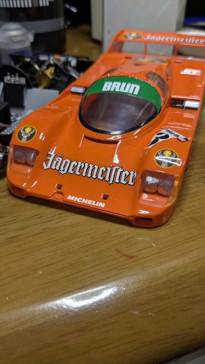 今日はここまで。ライトの取り付けとタイヤのデカールと窓のデカール貼りを行いました。窓のブラウンのデカールは艶ムラが酷かったのでコンパウンドかけたら良い感じの艶に落ち着きました(^^)