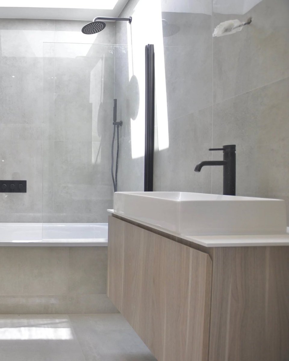 🚪 TO LET - Newly refurbished 3 bedroom semi-detached house on the prestigious Woodgrange Estate, in Forest Gate, East London, E7

Dm us for more details!