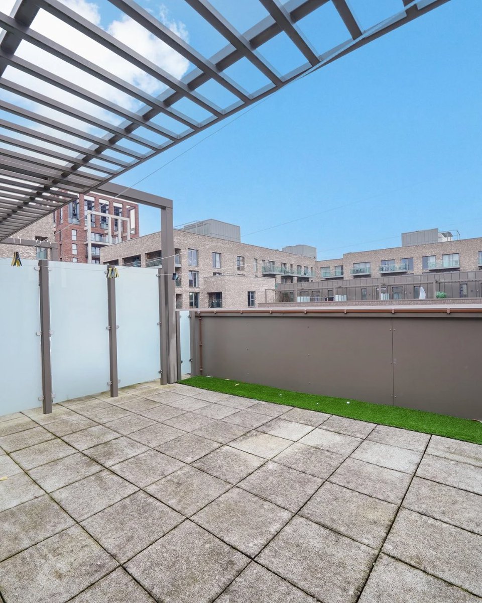 FOR SALE - Spacious 3-bedroom split-level apartment with over 1,600 sq ft of internal space in Plaistow, E13

DM us for more details!