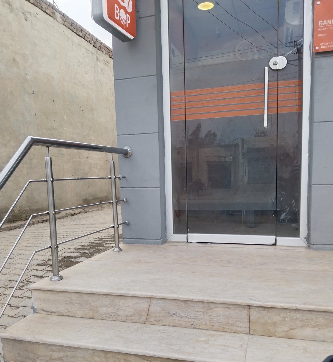 The same branch’s ATM is always out of order! Today again — 45 minutes of waiting in the heat, no cash, no help. Then the staff shut the main gate, saying “Bank hours are over!” Has making customers suffer in this heat become BOP’s new policy? Shameful service.#BOP
<a href="/StateBank_Pak/">SBP</a>