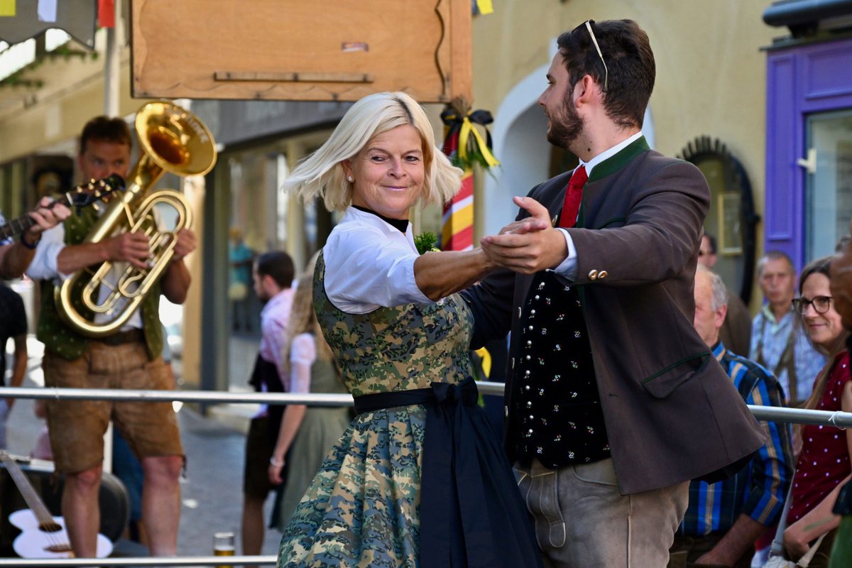 Danke für die Einladung zum 80. Villacher Kirchtag. Ein Fest des gelebten Brauchtums, der Trachten und der Lebensfreude. Und eine gute Gelegenheit, um mein Bundesheer-Dirndl auszuführen.