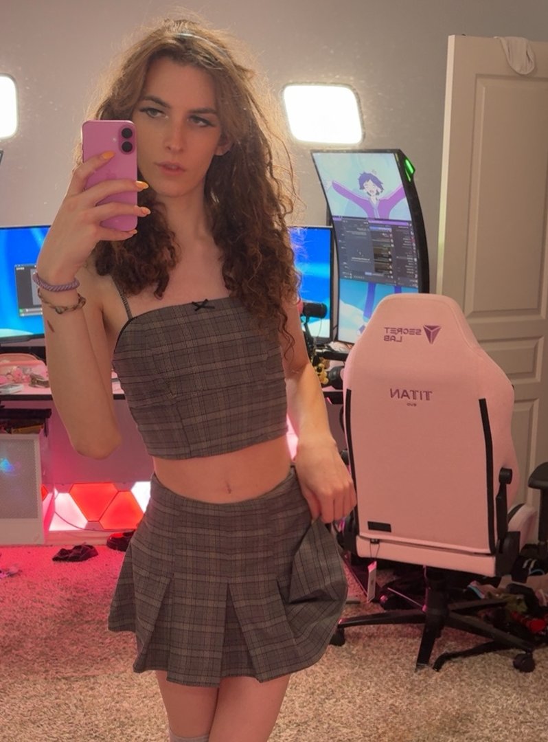 Sup Slime, DMing all funny comments free n00dies :3