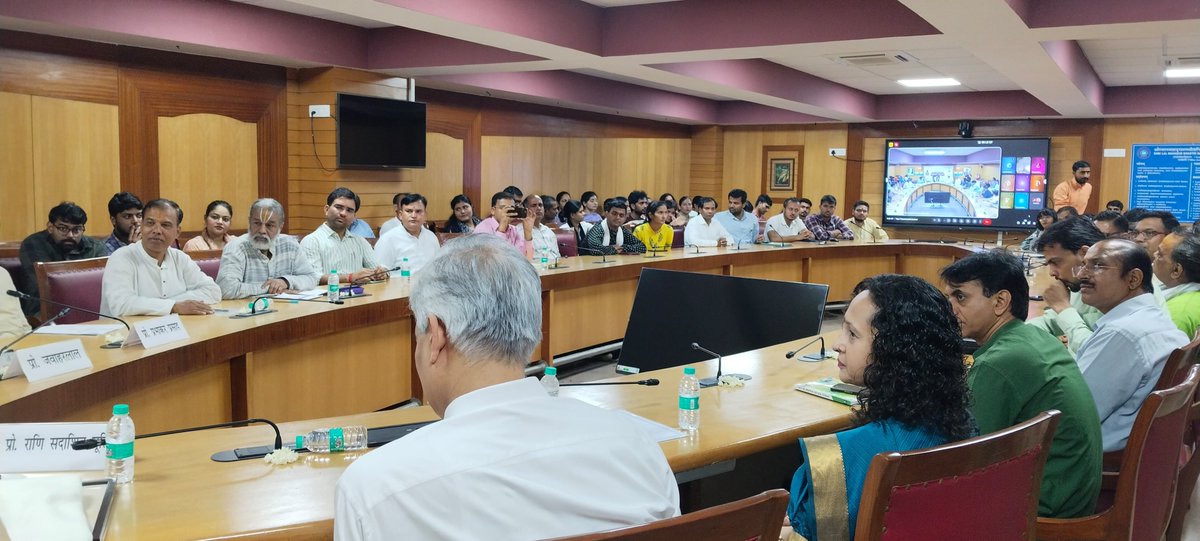 slbsnsu's tweet photo. भारतीय परम्परा में योग ही मानसिक स्वास्थ्य का विज्ञान है – कुलपति प्रो. मुरलीमनोहर पाठक
@slbsnsu एवं  भारतीय दार्शनिक अनुसंधान परिषद्  #ICPR के संयुक्त तत्वावधान में "योग: मानसिकस्वास्थ्यञ्च" विषयाधारित एक दिवसीय राष्ट्रीय संगोष्ठी का शुभारम्भ।
https://t.co/yRPu7T3lFy https://t.co/cLRllwimVH