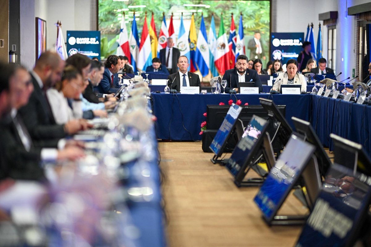 Banguat's tweet photo. El Presidente de la #JM y del #Banguat, Alvaro González Ricci junto a representantes de bancos centrales y ministerios de finanzas o hacienda de la región da inicio a la segunda jornada de la XVII Reunión del Comité de Dirección de #CAPTAC-DR en conjunto con #CMCA y #COSEFIN. https://t.co/CBLPgRrd6N