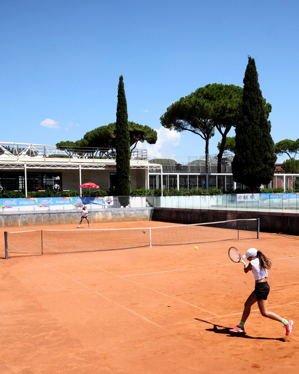 È partita la 20ª edizione del Master Nazionale Tennis Trophy FITP Kinder Joy of Moving! 🎾✨

Fino a domenica, oltre 850 giovanissimi tennisti si sfideranno nel segno del divertimento e del fair play per portare a compimento il percorso, iniziato a fine febbraio, del circuito