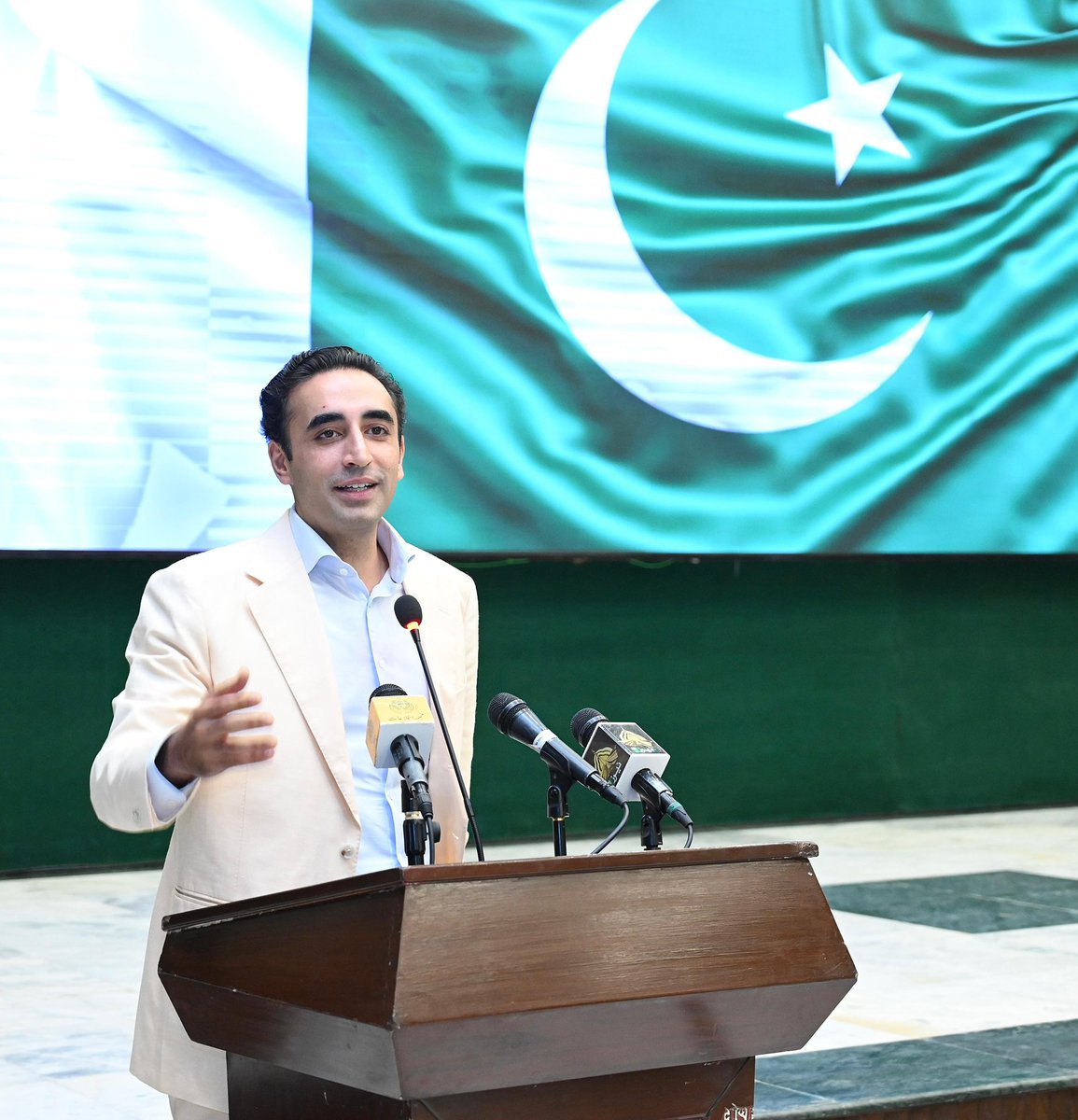 PPP (@mediacellppp) on Twitter photo چیئرمین پاکستان پیپلز پارٹی بلاول بھٹو زرداری پاکستان فیڈرل یونین آف جرنلسٹس کے 75 سال مکمل ہونے پر فیڈرل ایگزیکٹو کمیٹی کے اراکین کے اعزاز میں وزیراعلی ہاؤس سندھ میں دیئے جانے والے عشائیہ سے خطاب کررہے ہیں۔
<a href="/BBhuttoZardari/">BilawalBhuttoZardari</a> چیئرمین پاکستان پیپلز پارٹی بلاول بھٹو زرداری پاکستان فیڈرل یونین آف جرنلسٹس کے 75 سال مکمل ہونے پر فیڈرل ایگزیکٹو کمیٹی کے اراکین کے اعزاز میں وزیراعلی ہاؤس سندھ میں دیئے جانے والے عشائیہ سے خطاب کررہے ہیں۔
<a href="/BBhuttoZardari/">BilawalBhuttoZardari</a>