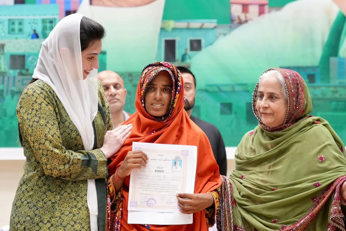 PPP Digital Shaikhupura (@pppdigital12) on Twitter photo خاتون اول بی بی آصفہ بھٹو زرداری کی سیلاب متاثرین کے لئے سندھ پیپلز ہاؤسنگ فار فلڈ ایفیکٹیز کے تحت ضلع نوابشاہ میں بننے والے گھروں کی زمین کے مالکانہ حقوق کی اسناد تقسیم کرنے کی تقریب میں شرکت۔
<a href="/AseefaBZ/">Aseefa B Zardari</a>
#SPHF خاتون اول بی بی آصفہ بھٹو زرداری کی سیلاب متاثرین کے لئے سندھ پیپلز ہاؤسنگ فار فلڈ ایفیکٹیز کے تحت ضلع نوابشاہ میں بننے والے گھروں کی زمین کے مالکانہ حقوق کی اسناد تقسیم کرنے کی تقریب میں شرکت۔
<a href="/AseefaBZ/">Aseefa B Zardari</a>
#SPHF