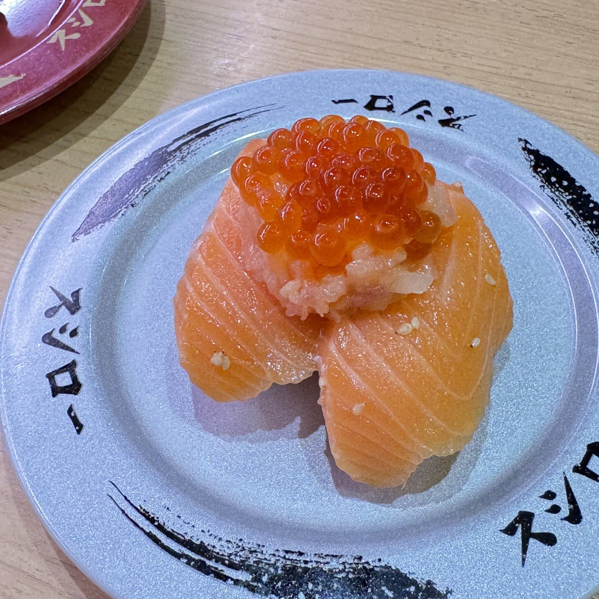 oohs00's tweet photo. ไปลองมาแล้วเดือนนี้ให้จานนี้อร่อยสุด แซลมอนหมักซอสโชยุกับแซลมอนโอฮากิ มาในจาน 60 บาท รองลงมาคือ ตั��อุนางิ ทาโกะวาซาบิก็ดีแต่กินแล้วหิวเบียร์เลยล่ะ https://t.co/qDz2LCMWs6