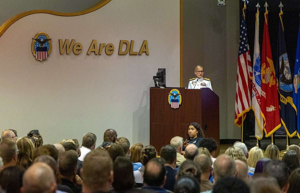 DLAMIL's tweet image. #DLALandandMaritime welcomed @USNavy  Rear Adm. Julie Treanor as its new commander during a change of command ceremony at Defense Supply Center Columbus!

Join us in thanking commander Kenneth Watson for his steady leadership and continued service as #DeputyCommander.