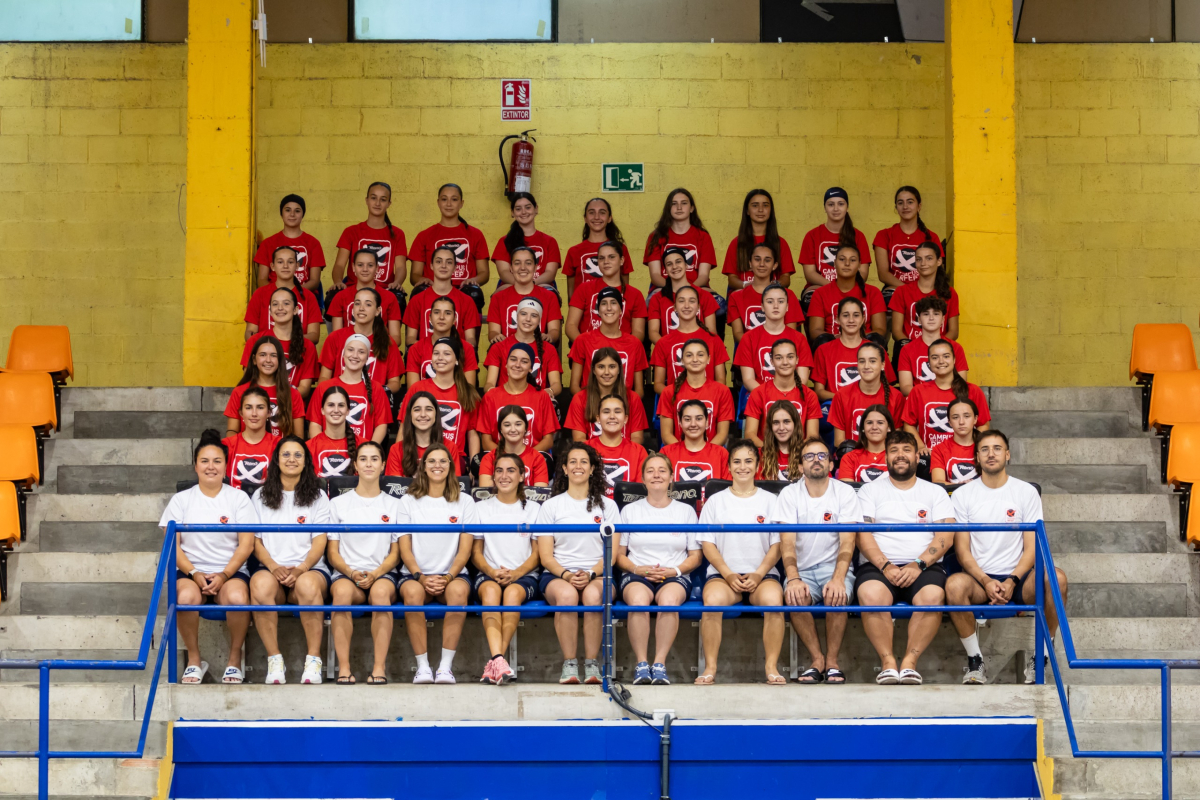 🏑#HockeyPatines | 𝑭𝑰𝑵𝑨𝑳𝑰𝒁𝑨𝑫𝑶 𝑪𝑶𝑵 𝑬́𝑿𝑰𝑻𝑶 𝑬𝑳 𝑪𝑨𝑴𝑷𝑼𝑺 𝑫𝑬 𝑨𝑳𝑻𝑶 𝑹𝑬𝑵𝑫𝑰𝑴𝑰𝑬𝑵𝑻𝑶 𝑭𝑬𝑴𝑬𝑵𝑰𝑵𝑶🤩

La nueva edición terminó hoy con más de 50 deportistas que han disfrutado de una semana de hockey de altísimo nivel🔝

𝐄𝐬𝐩𝐞𝐜𝐭𝐚𝐜𝐮𝐥𝐚𝐫 👏