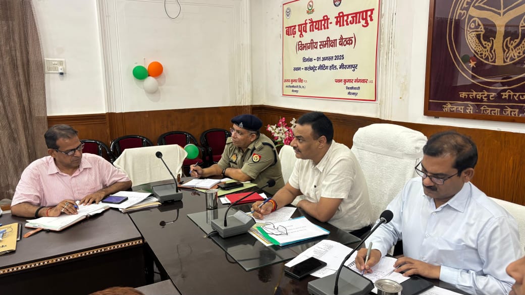 DM MIRZAPUR - मेरी माटी-मेरा देश (@dm_mirzapur) on Twitter photo गंगा नदी में बढ़ते जल स्तर के दृष्टिगत *जिलाधिकारी पवन कुमार गंगवार* ने बाढ़ राहत व बचाव की तैयारियों की समीक्षा कर ली जानकारी। सभी बाढ़ चौकियों को एलर्ट रखने का दिया निर्देश। सम्बंधित BDO अपने SDM से समन्वय बनाते हुए क्षेत्रों में रहे भ्रमणशील।
<a href="/CMOfficeUP/">CM Office, GoUP</a> <a href="/ChiefSecyUP/">Chief Secretary, GoUP</a> गंगा नदी में बढ़ते जल स्तर के दृष्टिगत *जिलाधिकारी पवन कुमार गंगवार* ने बाढ़ राहत व बचाव की तैयारियों की समीक्षा कर ली जानकारी। सभी बाढ़ चौकियों को एलर्ट रखने का दिया निर्देश। सम्बंधित BDO अपने SDM से समन्वय बनाते हुए क्षेत्रों में रहे भ्रमणशील।
<a href="/CMOfficeUP/">CM Office, GoUP</a> <a href="/ChiefSecyUP/">Chief Secretary, GoUP</a>