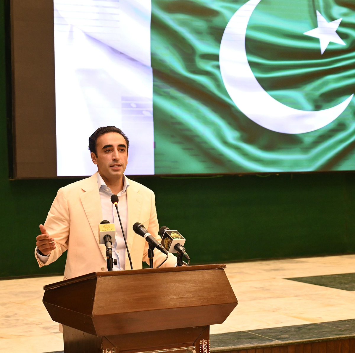 PPP Digital Shaikhupura (@pppdigital12) on Twitter photo چیئرمین پاکستان پیپلز پارٹی بلاول بھٹو زرداری پاکستان فیڈرل یونین آف جرنلسٹس کے 75 سال مکمل ہونے پر فیڈرل ایگزیکٹو کمیٹی کے اراکین کے اعزاز میں وزیراعلی ہاؤس سندھ میں دیئے جانے والے عشائیہ سے خطاب کررہے ہیں
<a href="/BBhuttoZardari/">BilawalBhuttoZardari</a> چیئرمین پاکستان پیپلز پارٹی بلاول بھٹو زرداری پاکستان فیڈرل یونین آف جرنلسٹس کے 75 سال مکمل ہونے پر فیڈرل ایگزیکٹو کمیٹی کے اراکین کے اعزاز میں وزیراعلی ہاؤس سندھ میں دیئے جانے والے عشائیہ سے خطاب کررہے ہیں
<a href="/BBhuttoZardari/">BilawalBhuttoZardari</a>
