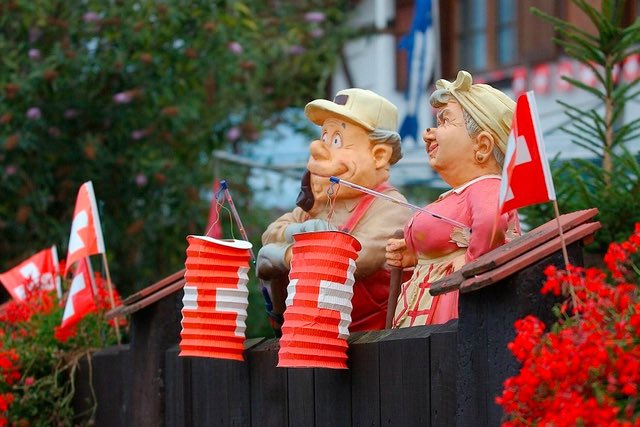 #Lleida Es veu q avui primer d’agost és el dia nacional de Suïssa, és dia festiu a tot el país des de 1891. La data es va prendre de la Carta Federal Suïssa, q es va signar a principis del mes d’agost d 1291
Ei! I també encenen #fanalets 
📷 fanalets Robert Grogg, Berner Zeitung