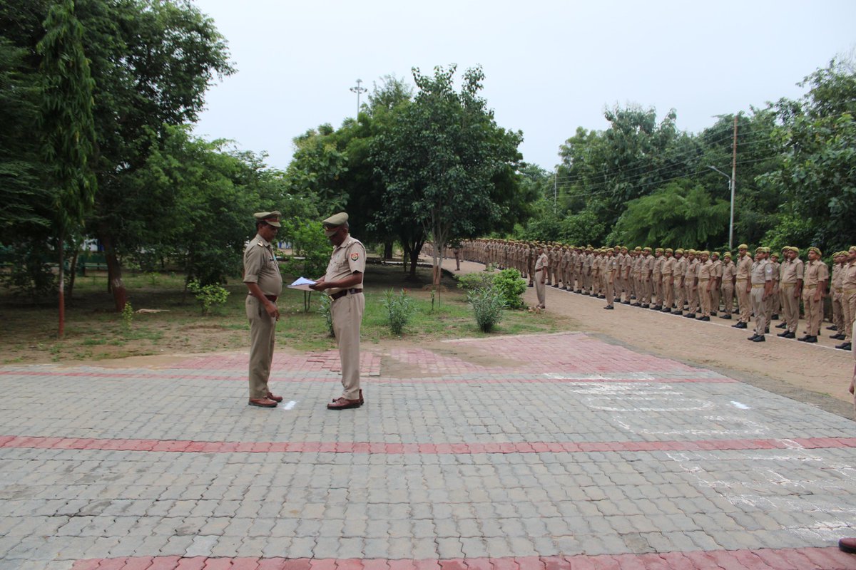 आज 1अगस्त 2025 को आरक्षी प्रशिक्षुओं की शुक्रवार की परेड का निरीक्षण पुलिस उपाधीक्षक के द्वारा किया गया एवं अतःकक्ष में प्रशिक्षुओं को कुशलक्षेम के साथ महत्वपूर्णअध्यापन कार्य किया गया।