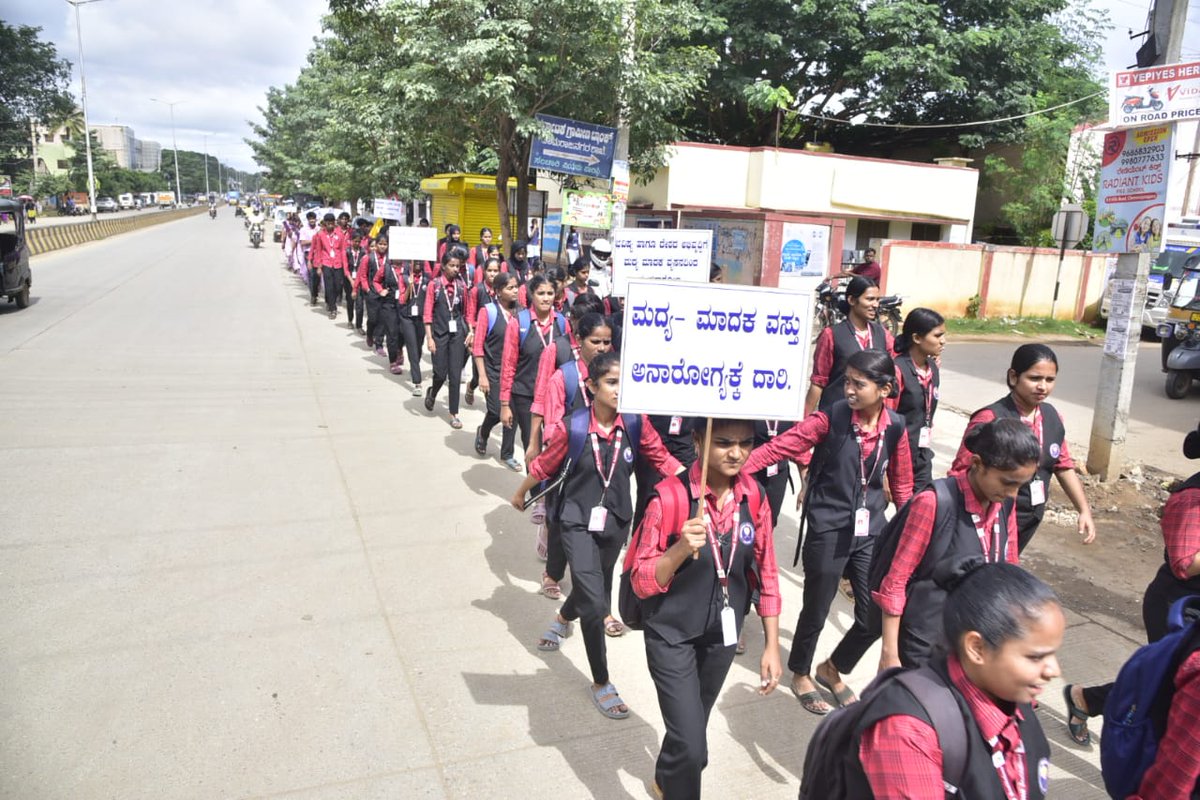 DC Chamarajanagar - ಜಿಲ್ಲಾಧಿಕಾರಿ ಚಾಮರಾಜನಗರ (@dcchnagar) on Twitter photo ವ್ಯಸನಮುಕ್ತ ದಿನಾಚರಣೆಯ ಜಾಗೃತಿ ಜಾಥಾಗೆ ಜಿಲ್ಲಾಧಿಕಾರಿ ಶಿಲ್ಪಾ ನಾಗ್ ಚಾಲನೆ
#ChamarajanagarUpdates #Chamarajanagar
facebook.com/share/p/1Am3cf…
<a href="/CMofKarnataka/">CM of Karnataka</a> <a href="/KarnatakaVarthe/">DIPR Karnataka</a> <a href="/TheKVenkatesh/">K Venkatesh</a> ವ್ಯಸನಮುಕ್ತ ದಿನಾಚರಣೆಯ ಜಾಗೃತಿ ಜಾಥಾಗೆ ಜಿಲ್ಲಾಧಿಕಾರಿ ಶಿಲ್ಪಾ ನಾಗ್ ಚಾಲನೆ
#ChamarajanagarUpdates #Chamarajanagar
facebook.com/share/p/1Am3cf…
<a href="/CMofKarnataka/">CM of Karnataka</a> <a href="/KarnatakaVarthe/">DIPR Karnataka</a> <a href="/TheKVenkatesh/">K Venkatesh</a>