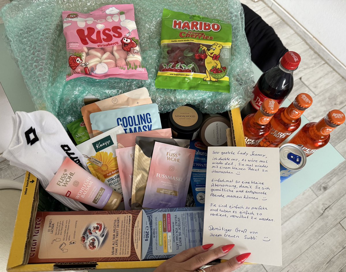 Ich dachte meine Autoteile warten in der Packstation auf mich.

Falsch gedacht. Es ist ein Überraschungspaket von meinem lieben Subbie 😏🥵

Er weiß einfach was ich liebe und brauche 🤤