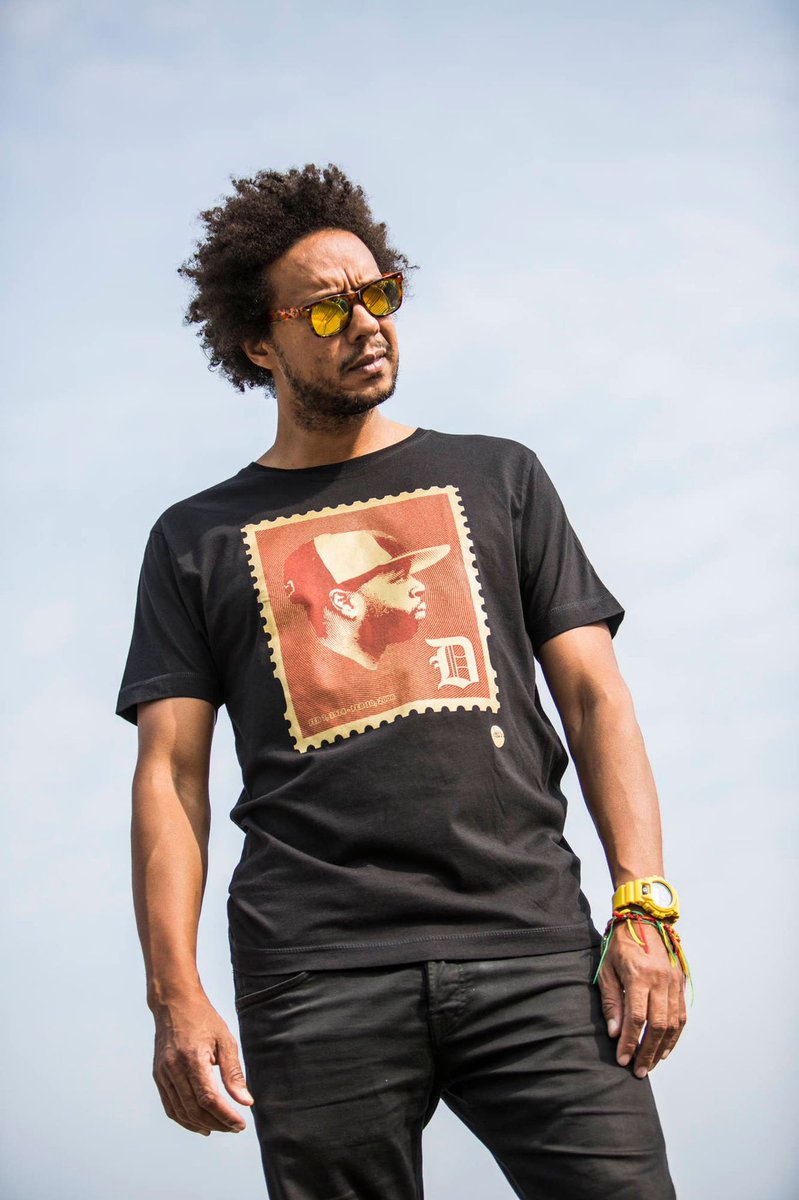J Dilla, the soul of the beat, now immortalised. The ‘JD’ Stamp (Remix) Sweater by Madina celebrates the life and legacy of one of hip-hop’s greatest producers. #JDilla #HipHopLegend #MadinaStyle

madina.co.uk/shop/sweatshir…