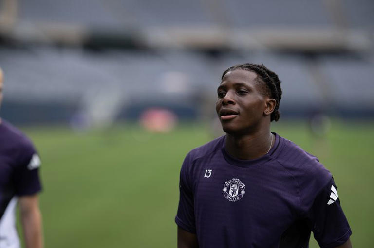 🗣️ Patrick Dorgu impressed in Man Utd's 4-1 win over Bournemouth, scoring &amp; assisting to stake his claim as first-choice LWB. He says the squad has moved on from last season, now pressing harder &amp; playing united football. Big things ahead? #MUFC #Dorgu #PremierLeague
