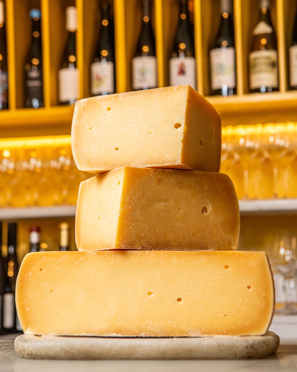 En agosto nuestro queso del mes es Fyrtårnsost, una joya danesa elaborada con leche pasteurizada de vaca, que ha madurado en el faro de Bovbjerg. Textura firme y sabor intenso. ¡Ven a disfrutarlo! #QuesoDelMes