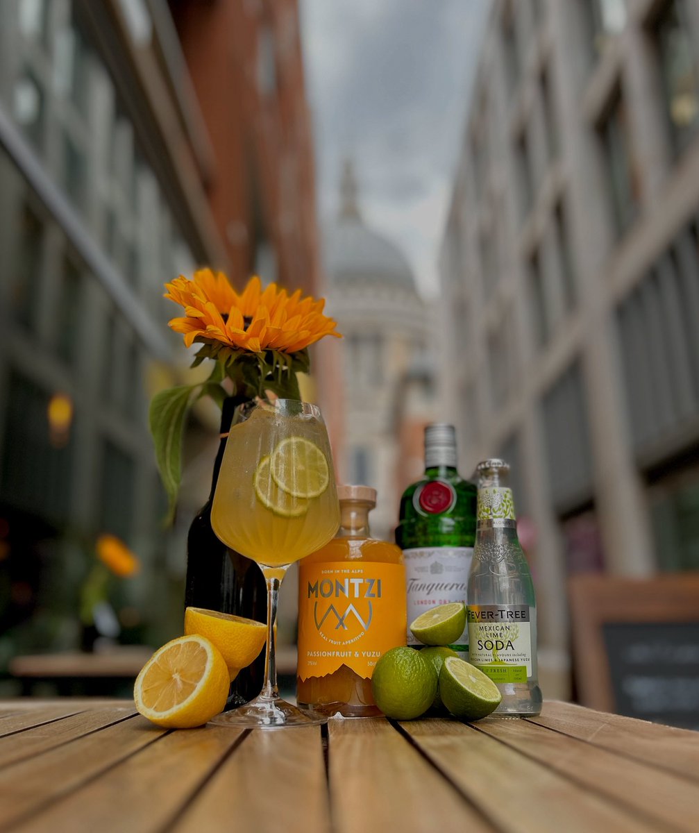 Work week done. It’s officially pub o’clock 😎🥂🍻

#youngspubs #tgif #citypub #publife #cityoflondon #paternostersquare