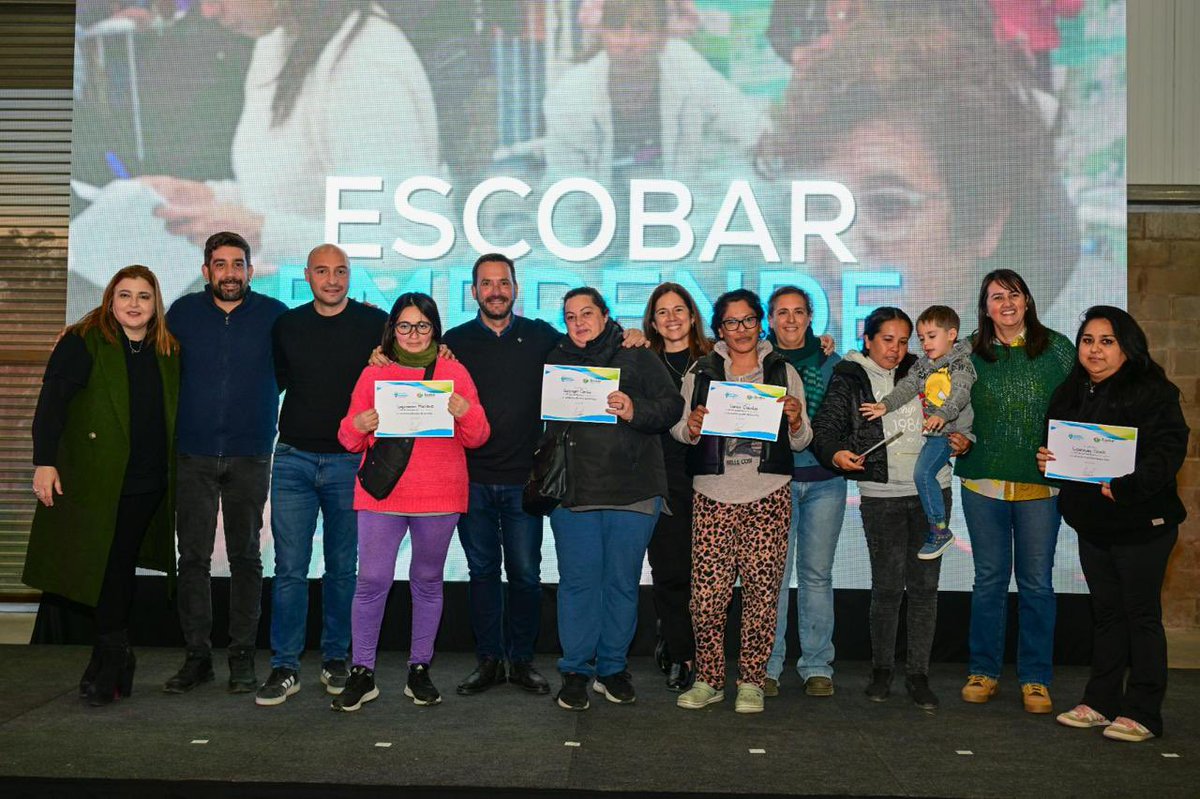 En el microestadio de Matheu, se realizó la entrega de 300 kits del programa Escobar Emprende que desde 2017 ya alcanzó 3.800 herramientas entregadas.

Más info 👉🏽 acortar.link/cN2wHs