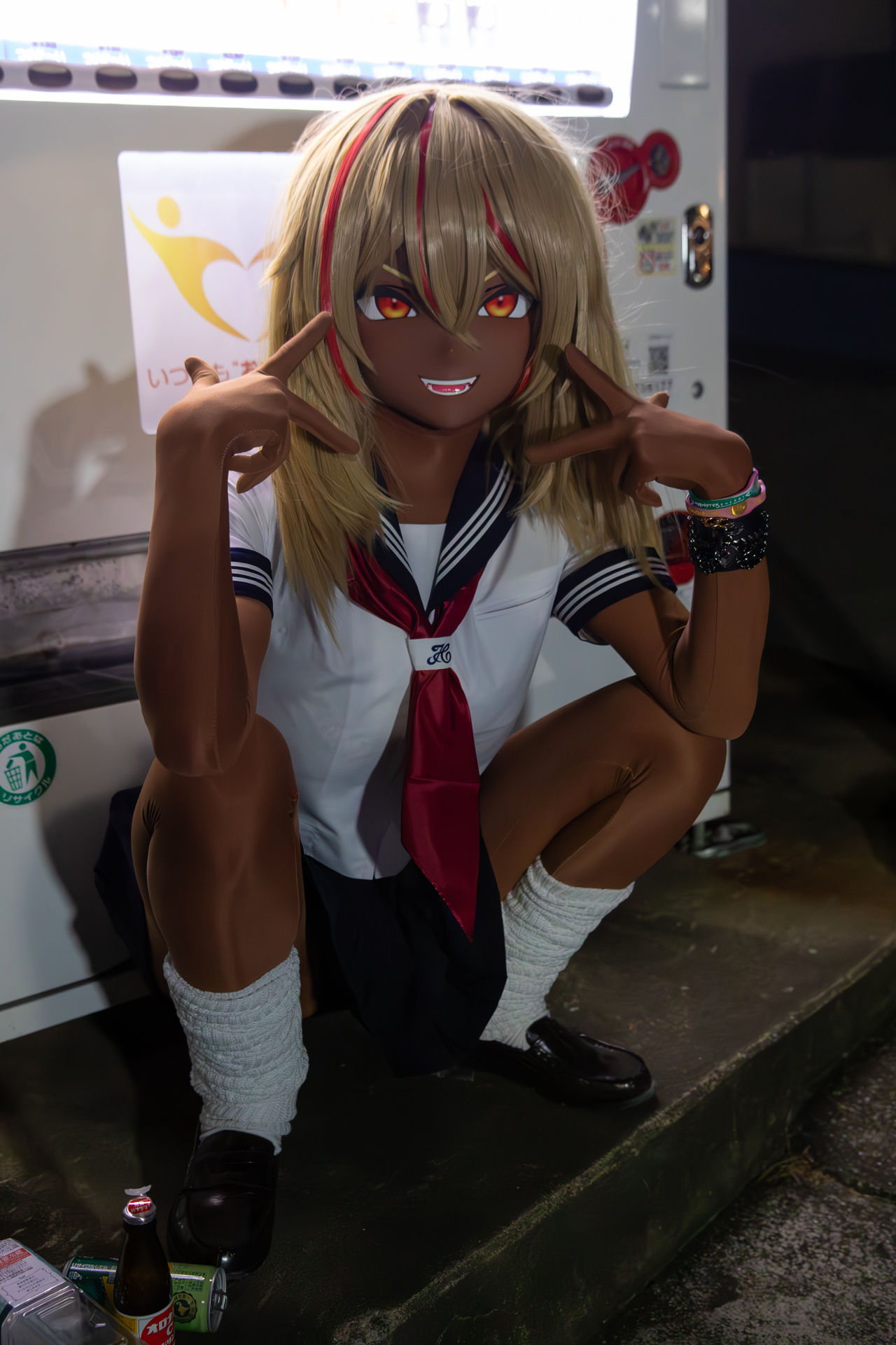 外ロケで自販機があるとき、まともな着ぐるみさんなら ボタンを押すポーズとか「なににしよっかな～」みたいな構図をするよね… りおうちゃんの場合はこう🤟 📸:@3364_r3 https://t.co/OdKLJVwGE5