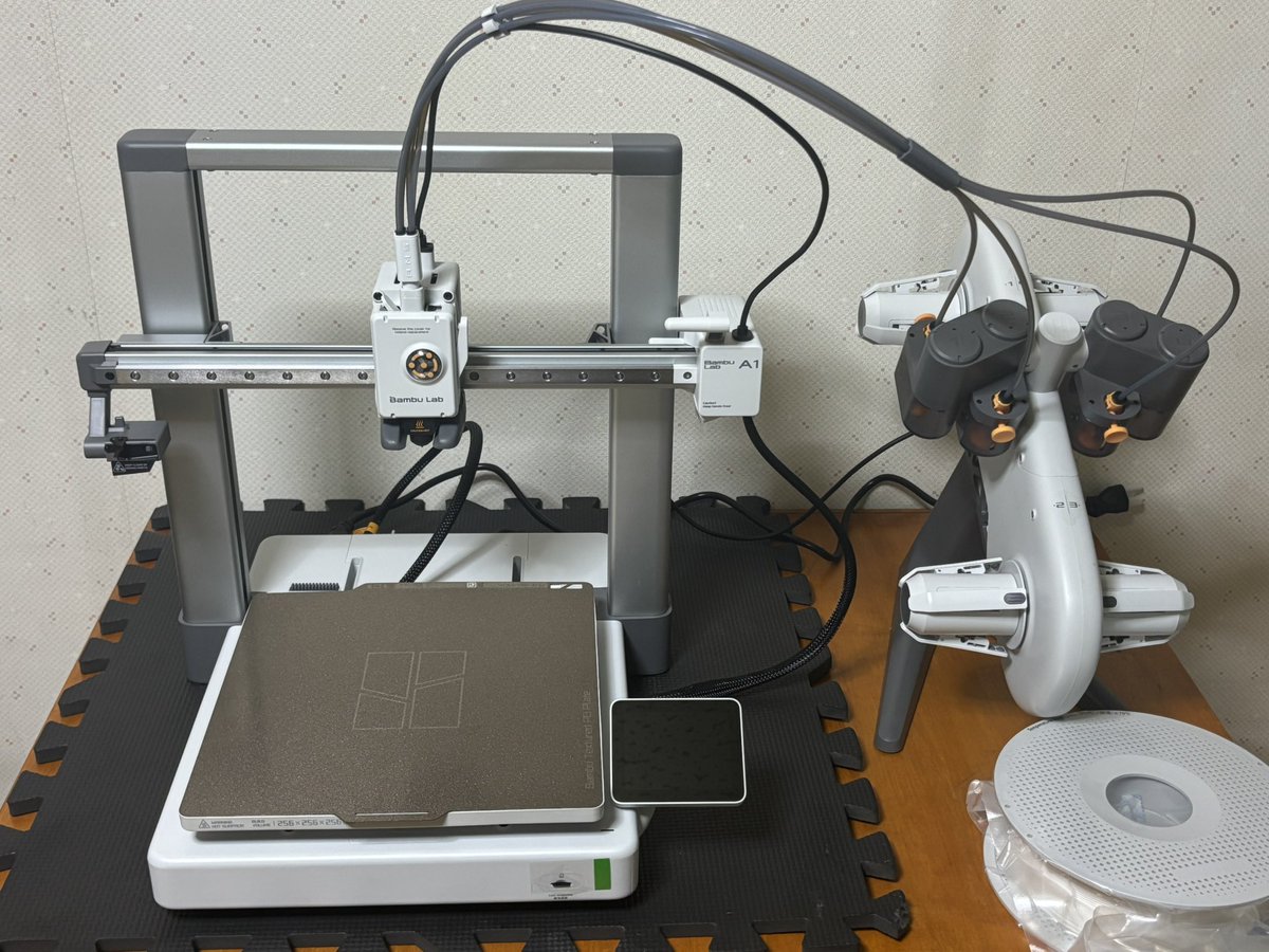 電源プラグ変換するやつと延長コード届いたら簡単な物を作ってみる👌思っていた以上に幅取るから追加で買う時は長机買って並べる