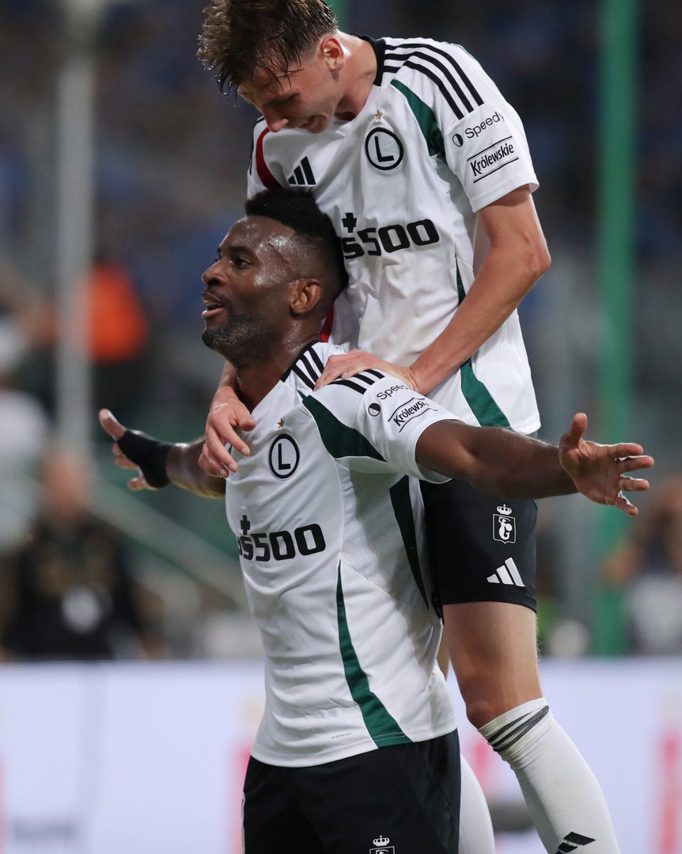 LegiaWarszawa's tweet photo. Ile serduszek dla tego duetu? 

📸 @PartykaJanusz https://t.co/AsTUf7lVtl