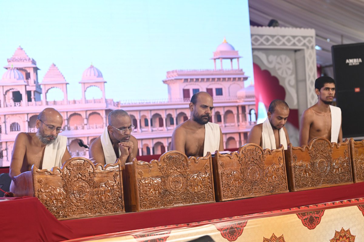 PramanSagarJi's tweet image. 1008 श्री पार्श्वनाथ भगवान के मोक्षकल्याणक पर मुनिश्री १०८ प्रमाणसागर जी महाराज जी के सानिध्य मे भोपाल मे निर्वाण लाडू समर्पण की झलकियाँ।
#pramansagarji #nirvan #mokshkalyanak #parshwanathbhagwan