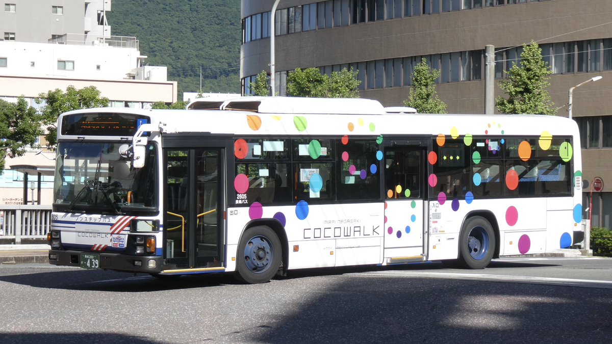 長崎自動車 ラッピングバス 2710のように前扉縁まわりにラッピングする