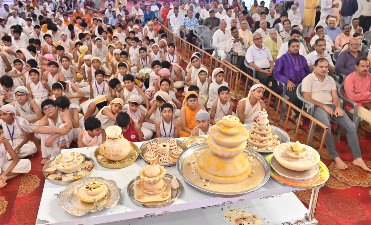 PramanSagarJi's tweet image. 1008 श्री पार्श्वनाथ भगवान के मोक्षकल्याणक पर मुनिश्री १०८ प्रमाणसागर जी महाराज जी के सानिध्य मे भोपाल मे निर्वाण लाडू समर्पण की झलकियाँ।
#pramansagarji #nirvan #mokshkalyanak #parshwanathbhagwan