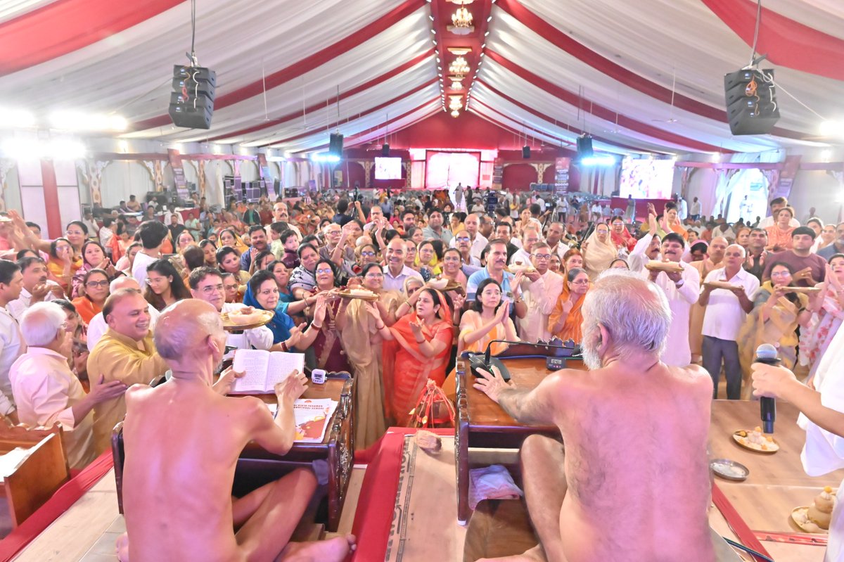 PramanSagarJi's tweet image. 1008 श्री पार्श्वनाथ भगवान के मोक्षकल्याणक पर मुनिश्री १०८ प्रमाणसागर जी महाराज जी के सानिध्य मे भोपाल मे निर्वाण लाडू समर्पण की झलकियाँ।
#pramansagarji #nirvan #mokshkalyanak #parshwanathbhagwan