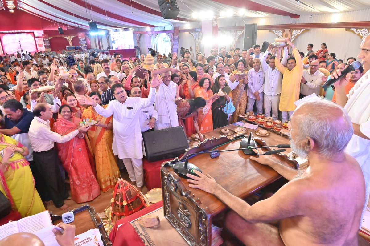 PramanSagarJi's tweet image. 1008 श्री पार्श्वनाथ भगवान के मोक्षकल्याणक पर मुनिश्री १०८ प्रमाणसागर जी महाराज जी के सानिध्य मे भोपाल मे निर्वाण लाडू समर्पण की झलकियाँ।
#pramansagarji #nirvan #mokshkalyanak #parshwanathbhagwan