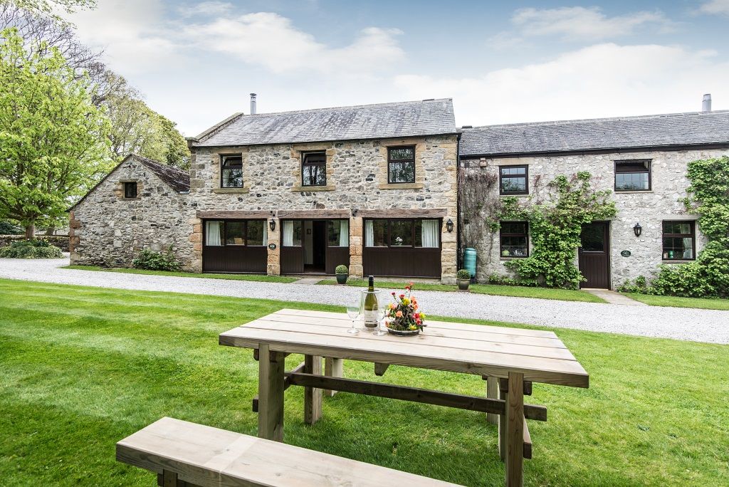 TheHolidayCots's tweet image. 🐑 Churchdale Farm offers a wonderful rural retreat in the heart of the Peak District. This central location makes it an ideal base for exploring the beauty of the National Park.

🛏️ Sleeps 4
theholidaycottages.co.uk/derbyshire/3228

#ChurchdaleFarm #PeakDistrictEscape #RuralRetreat #FarmCottages